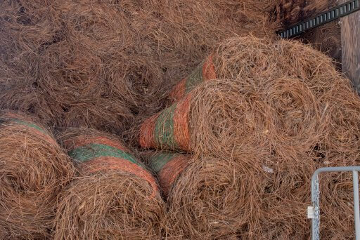 LARGE LONG LEAF PINE STRAW ROLL (EQUIVALENT TO 2.5 SQUARE BALES) NOT DYED